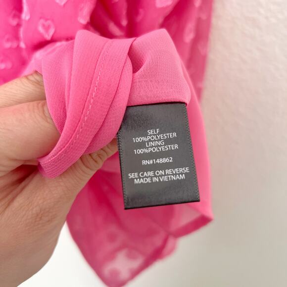 [Torrid] Azalea Pink Heart Clip Dot Print Mock Neck Sleeveless Blouse Size 0X - Picture 11 of 12